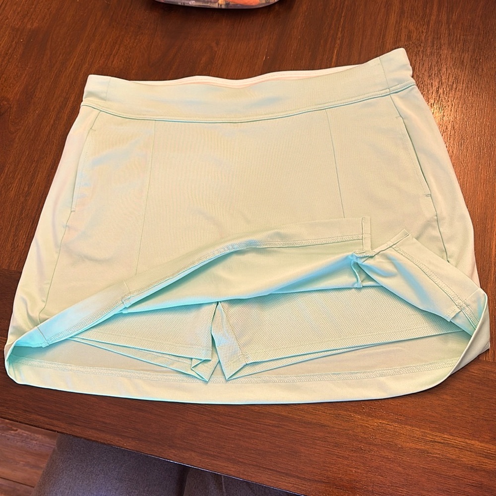 Women’s mint green Callaway golf skirt with shorts and pockets